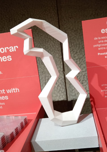 Escultura de mármol de la exposición 'Rutas Clandestinas'.