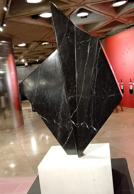 Escultura de la exposición 'Rutas Clandestinas'.